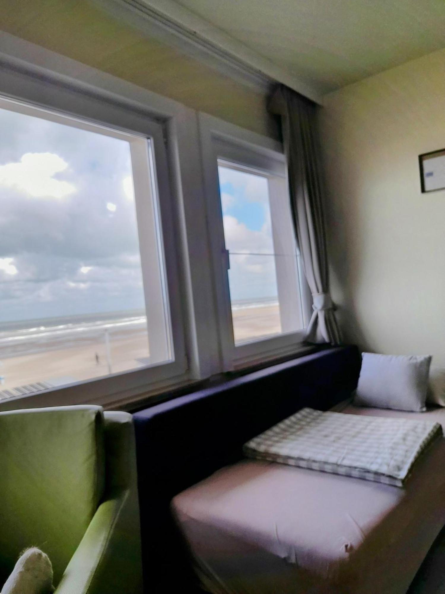 A Cozy With A Sleeping Area And A Fantastic Sea View T43 * Oostende